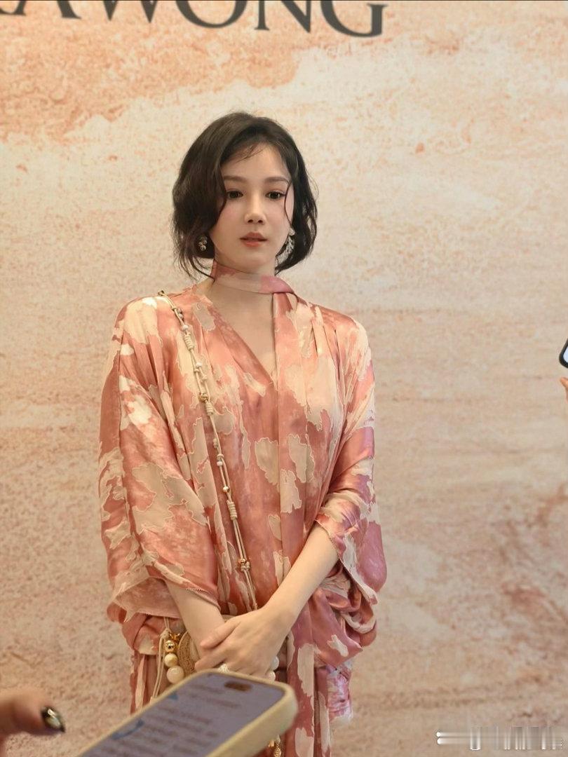 陈小纭这也太夸张了，大腿小腿几乎一样细，看起来好精致。 
