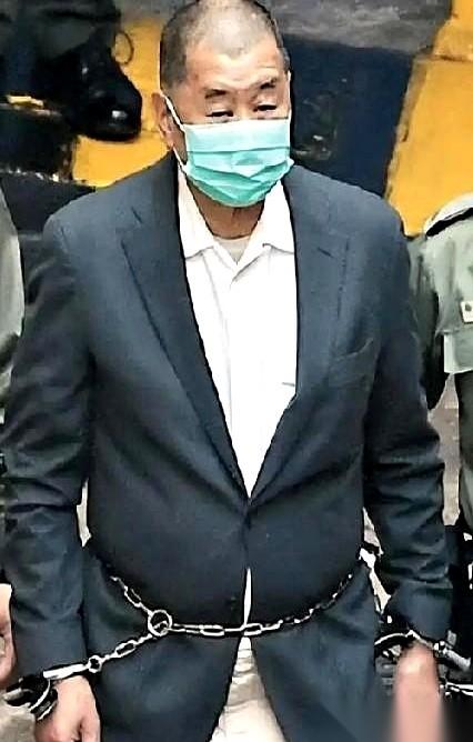 刷到这条新闻的时候，说实话，心里就俩字：踏实。
那个老头儿，那个在背后搅风搅雨的