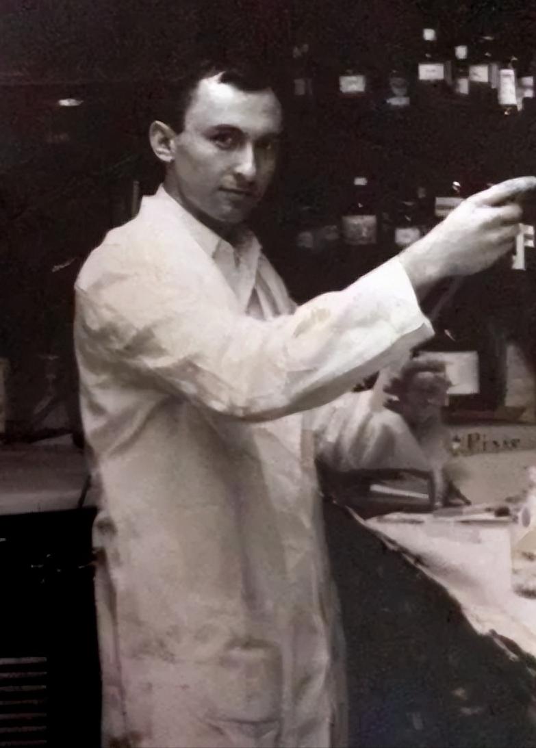 一个美国资本家，放着几百亿美元不赚，却倒贴钱把核心技术送给了中国，甚至挽救了数千