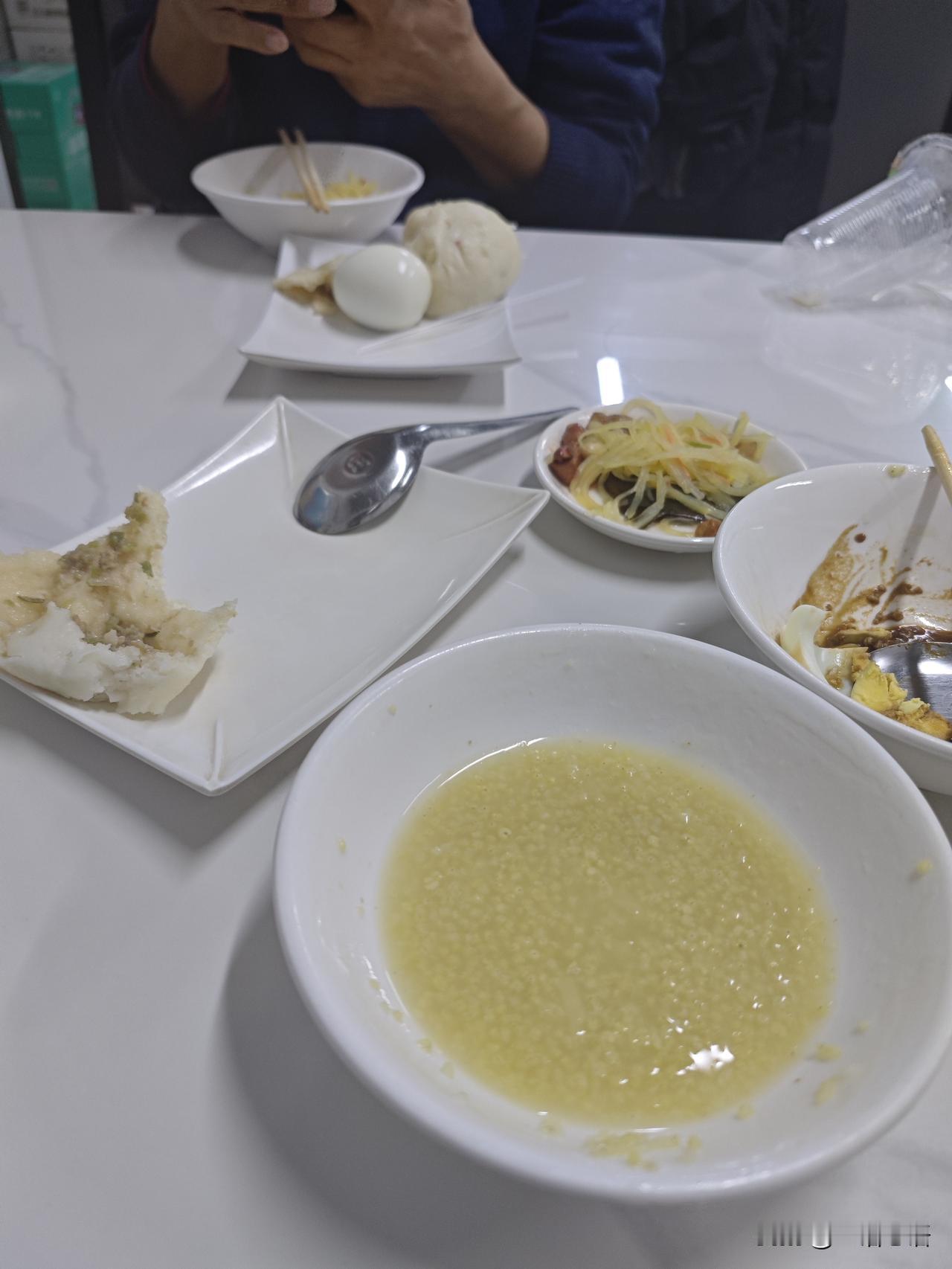 头发变白了，
皮肤松弛了，
牙齿摇动了，
皱纹变多了，
肉吃不动了，
记忆力下降