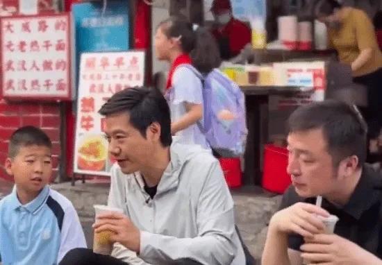 雷军早餐被围观，小女孩一句“咋这么多人拍”道破天机！营销过度翻车正常。
追捧时是