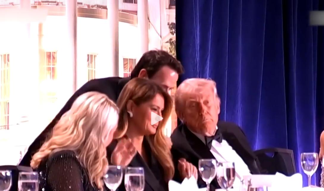 [浮云]华盛顿白宫记者晚宴，枪声又响了！凶手这次是冲着特朗普来的，这是他第三次遭