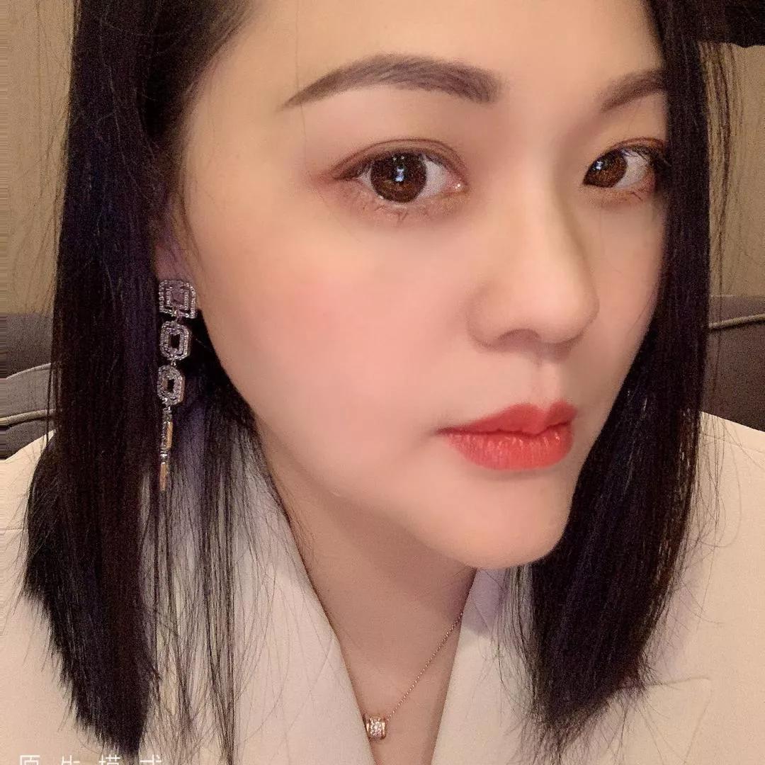 温柔大眼妆，优雅红唇，甜美少女风。