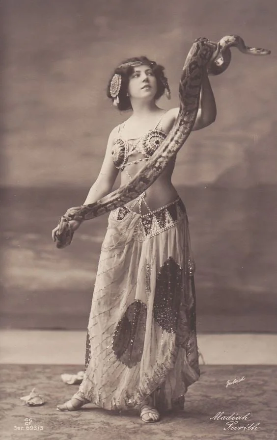 法国的著名肚皮舞者、耍蛇人 MADIAH SURITH，1900 年代