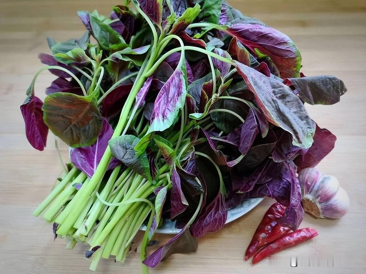 分享一道红苋菜的湖南家常做法：

       水煮红苋菜

       夏日