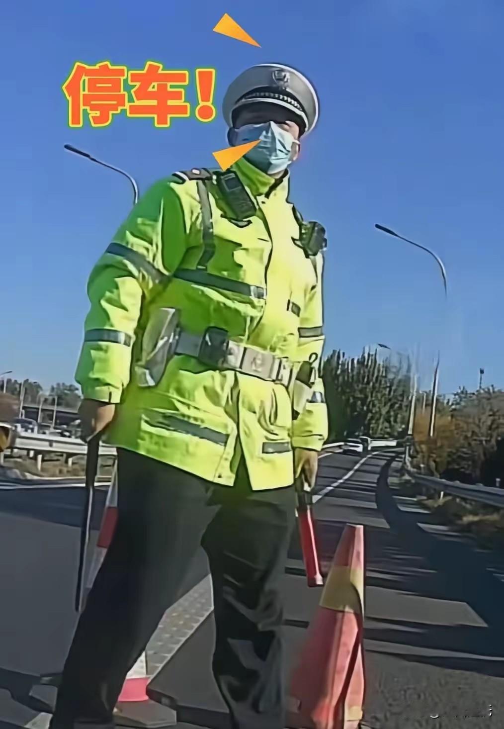 一段监控视频最近让人看湿了眼眶。
 
高速上，一名男子驾车被交警拦下，车窗降下的