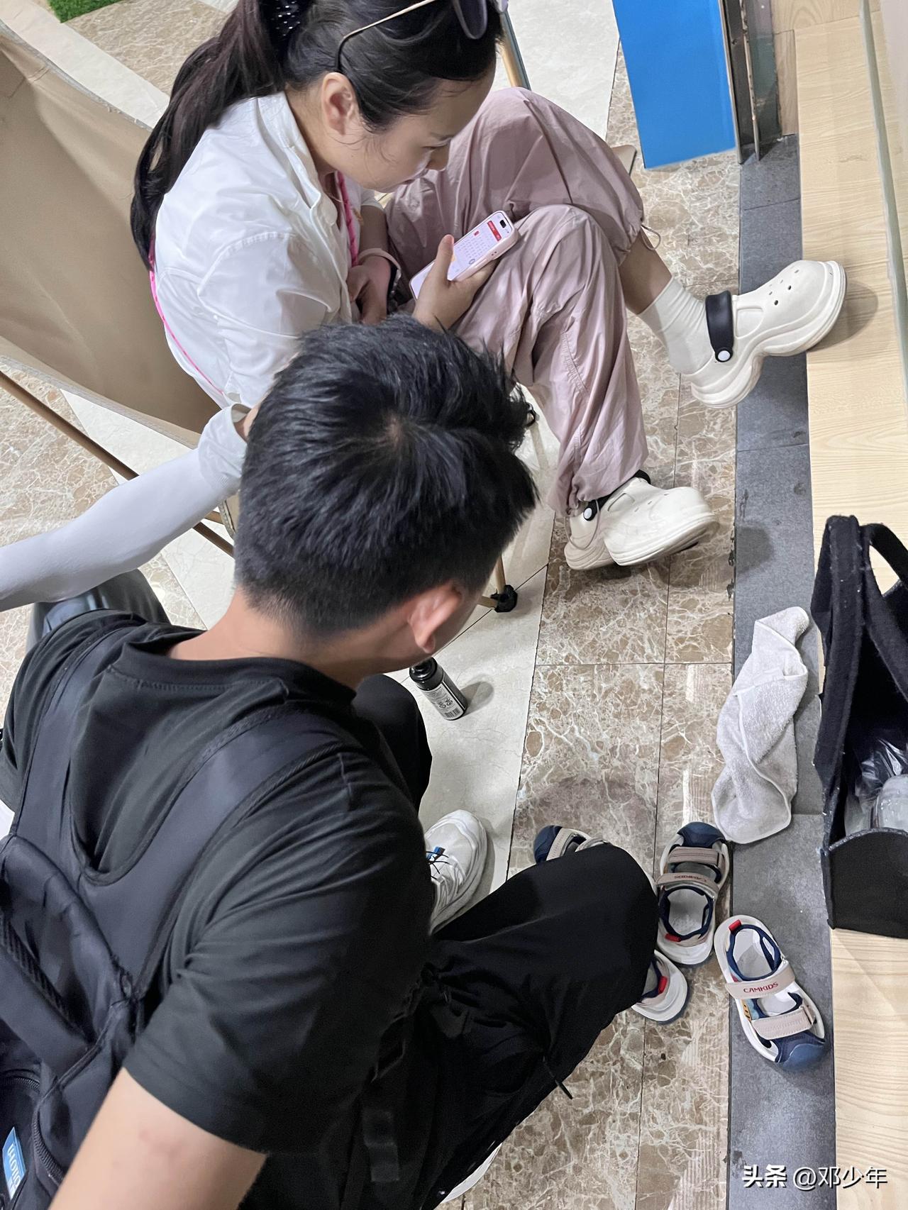 现在还有人这样推销什么高效快速去污去渍清洁剂，谁会买啊？看着这么年轻小伙子低声下