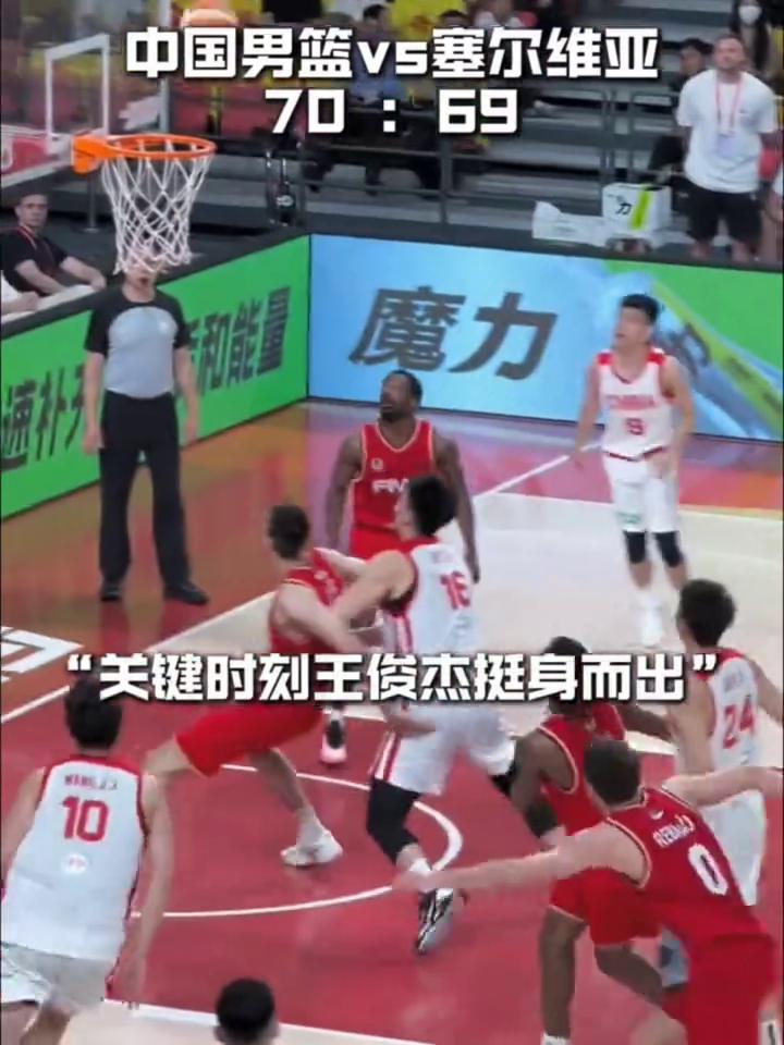 中国男篮vs塞尔维亚。
最强暑假工王俊杰太拼了，关键时刻王俊杰挺身而出，再次抢到