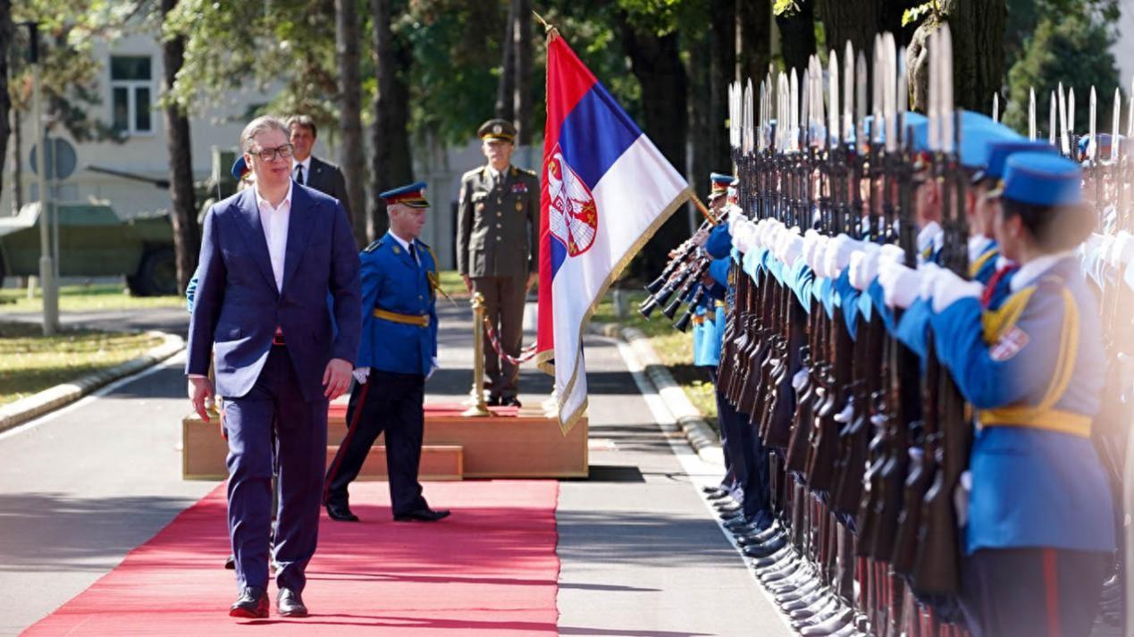 塞尔维亚总统武契奇只在镜头说了一句话，就让全场安静！
 
3月21日，武契奇公开