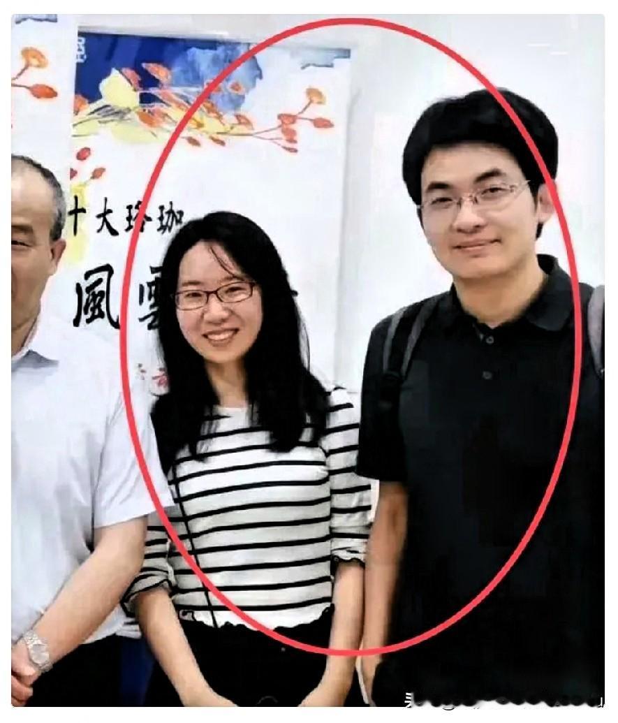 肢体是骗不了人的，
拍照时，曾教授像是为了避嫌，身体微微偏向另一边，但是她的手臂