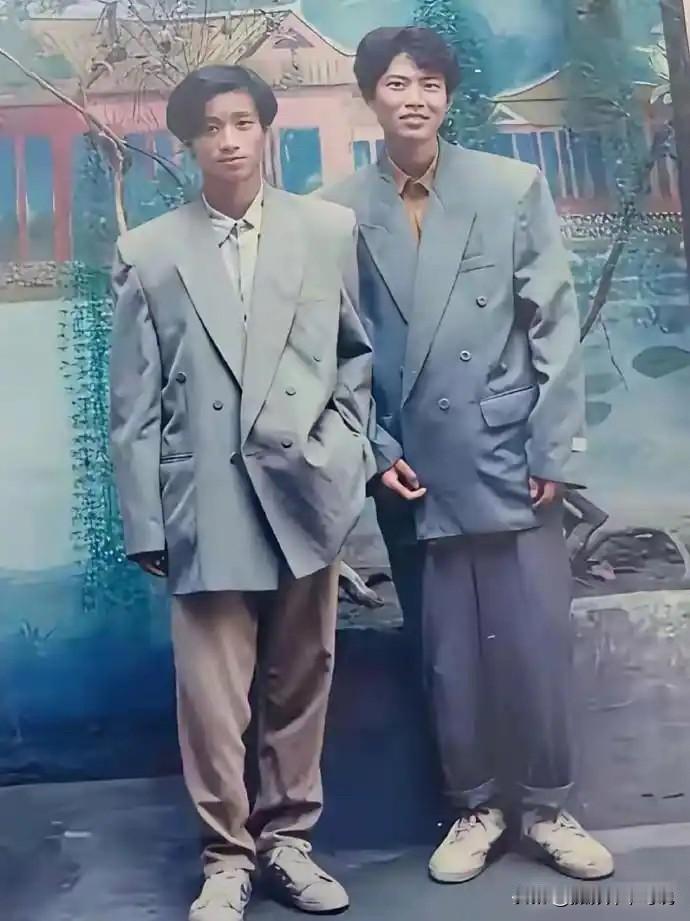 九十年代的流行服饰，你有没有过这样一件？还记得那时候还在念小学，满大街都是这样穿