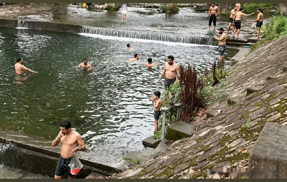 端午假期，浙江绍兴，日铸山庄，小溪里全是印度人！他们在小溪里玩着水吃着零食和西瓜