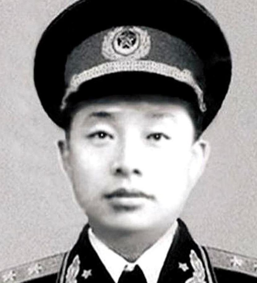 1955年，朱德总司令看见一个嫩得能掐出水的“娃娃脸”，肩上却扛着两颗金灿灿的将