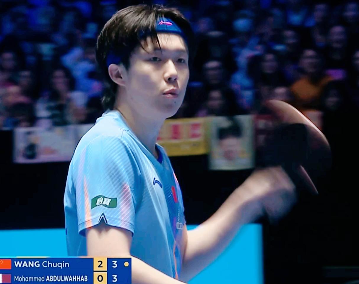 突发！王楚钦烦了，指着看台不客气的吼：
你，就是你，戴口罩的那个。

说明有人拿