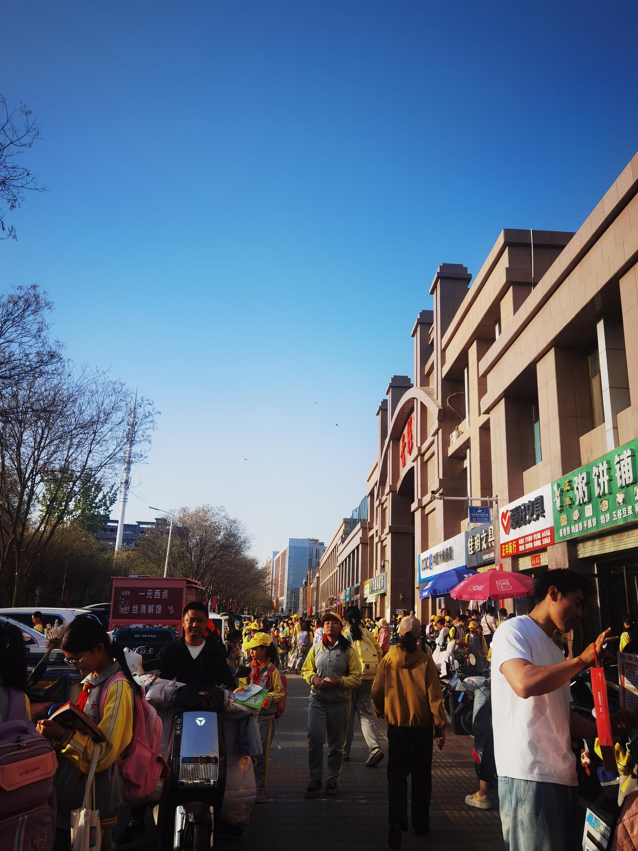 春季的街道人明显地越来越多，漫步在人来人往的街道，嗅着春天的气息，领略一路的繁花