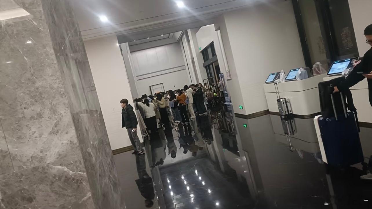 杨洋这么多粉丝在现场感觉也能安心一点了 