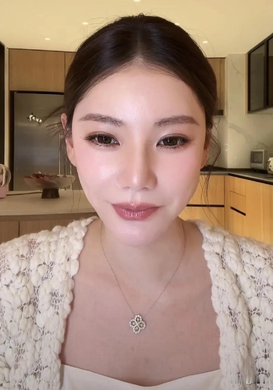 网友:汪小菲有陪你一起去孕检吗？
马筱梅:从第一次例行孕检开始，我老公都有陪我一