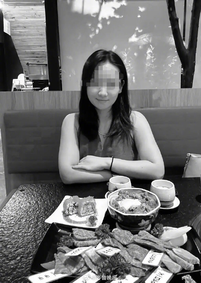 #女子三亚被蛇咬身亡有两大调查重点#【晚报来论 | 游客疑似被蛇咬身亡，和生命赛