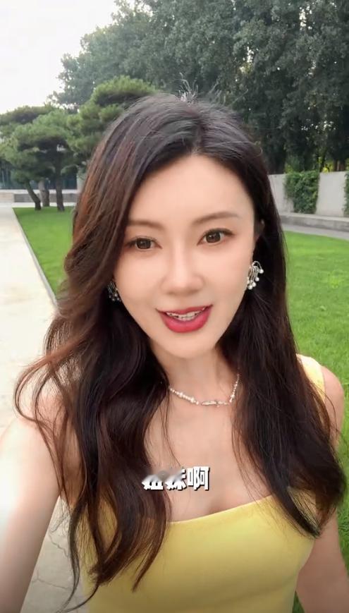 实在没有想到贾跃亭妻子甘薇气质如此出众，御姐范十足，丝毫不输明星啊！

贾跃亭虽