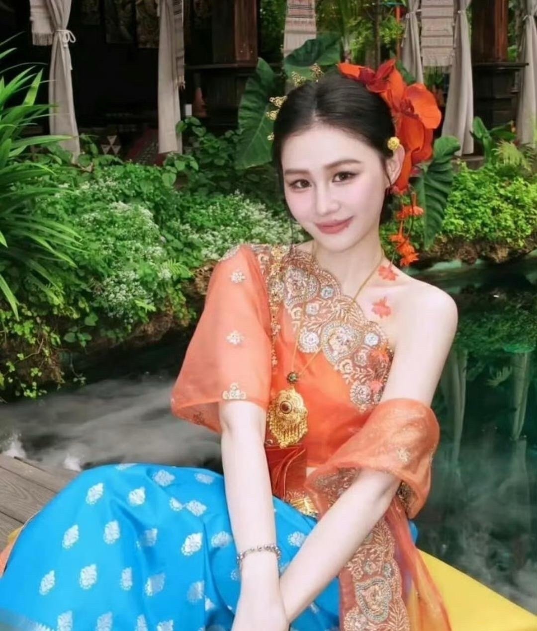 金靖瘦了之后五官都清晰了，现在眼睛好大 ​​​