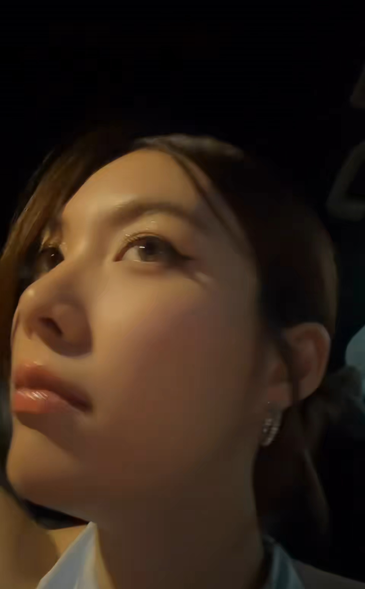 灯光打开出现一张女娲精雕脸，然后她说不要不要把灯关了，我不知道您究竟怎么了 