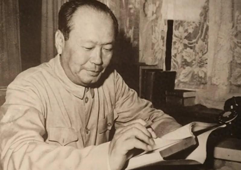 乌兰夫将军被暗杀未遂，警卫战士机敏擒获特务，乌兰夫面对生死考验依然镇定自若
19