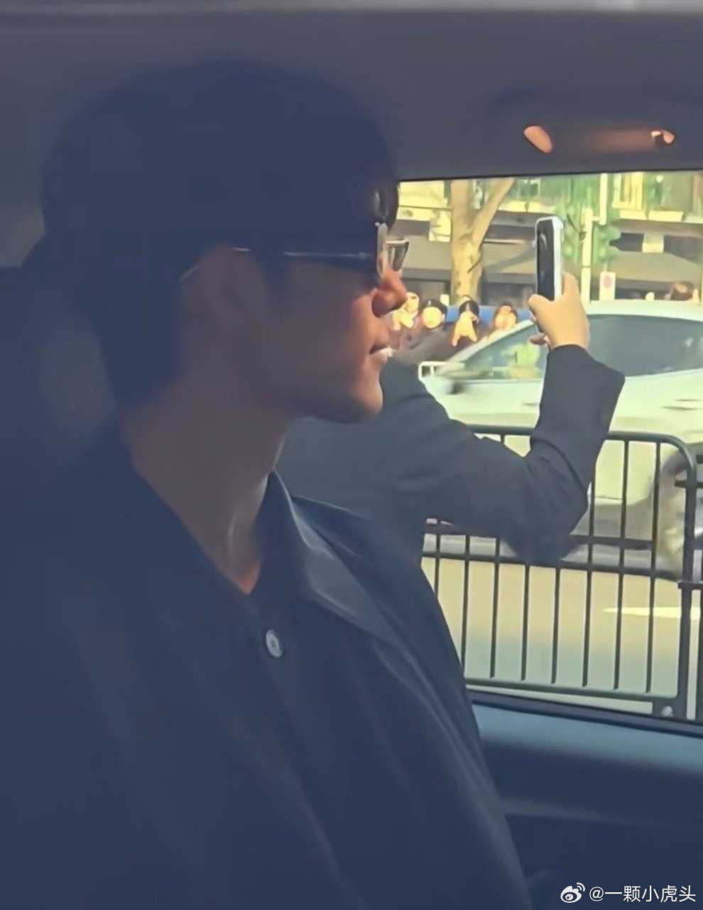 肖战gucci秀场下班，在车里看着他的粉丝。 
