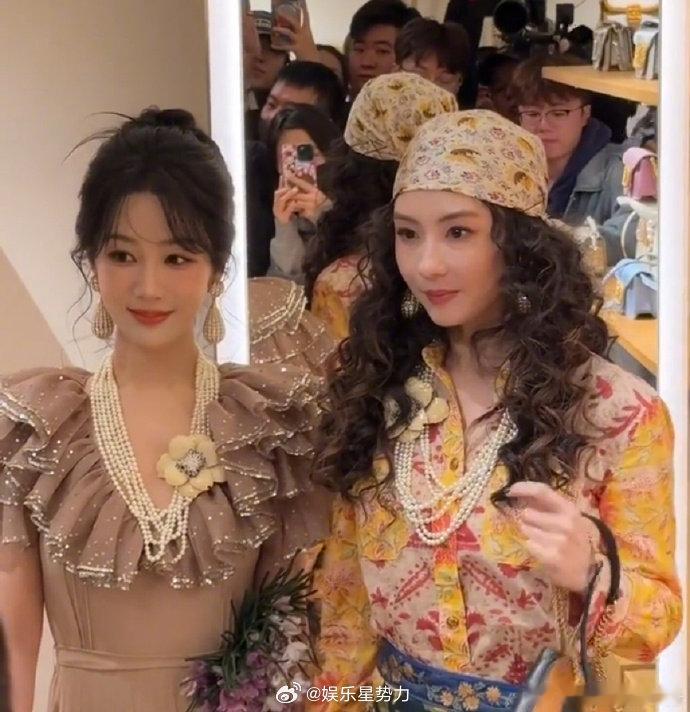 张柏芝杨紫同框合照  今日张柏芝、杨紫活动现场合照，对我眼睛很友好！！！ 