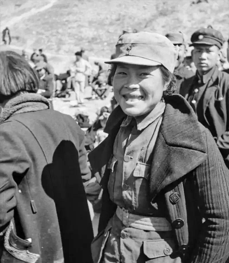 [微风]1937年，地主王学文突然发现一20岁女兵，昏倒在家门口。他四下看看无人