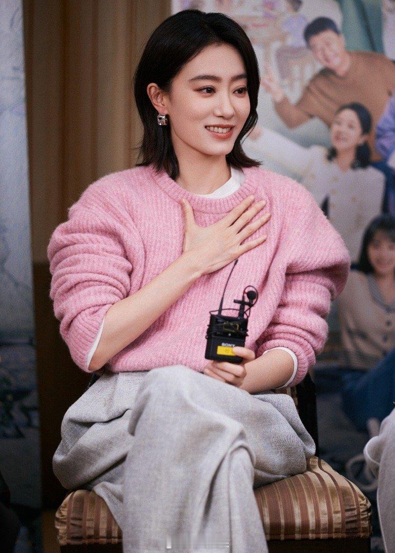   张小斐国泰民安脸 的颜值真的太有韵味了，标准的国泰民安脸，端庄大气中带着亲和