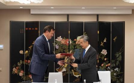 签约，中国和白俄罗斯谈成了。当地时间7月23日晚间，中国外交部长王毅在吉尔吉斯斯