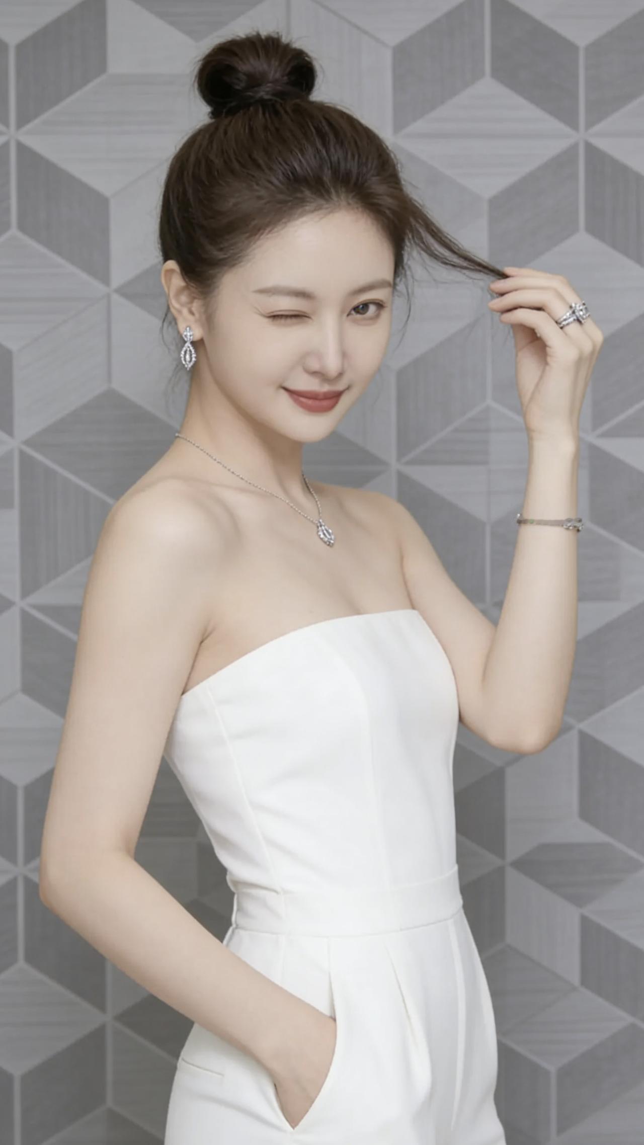 玉环轻抚发，笑靥如花绽。