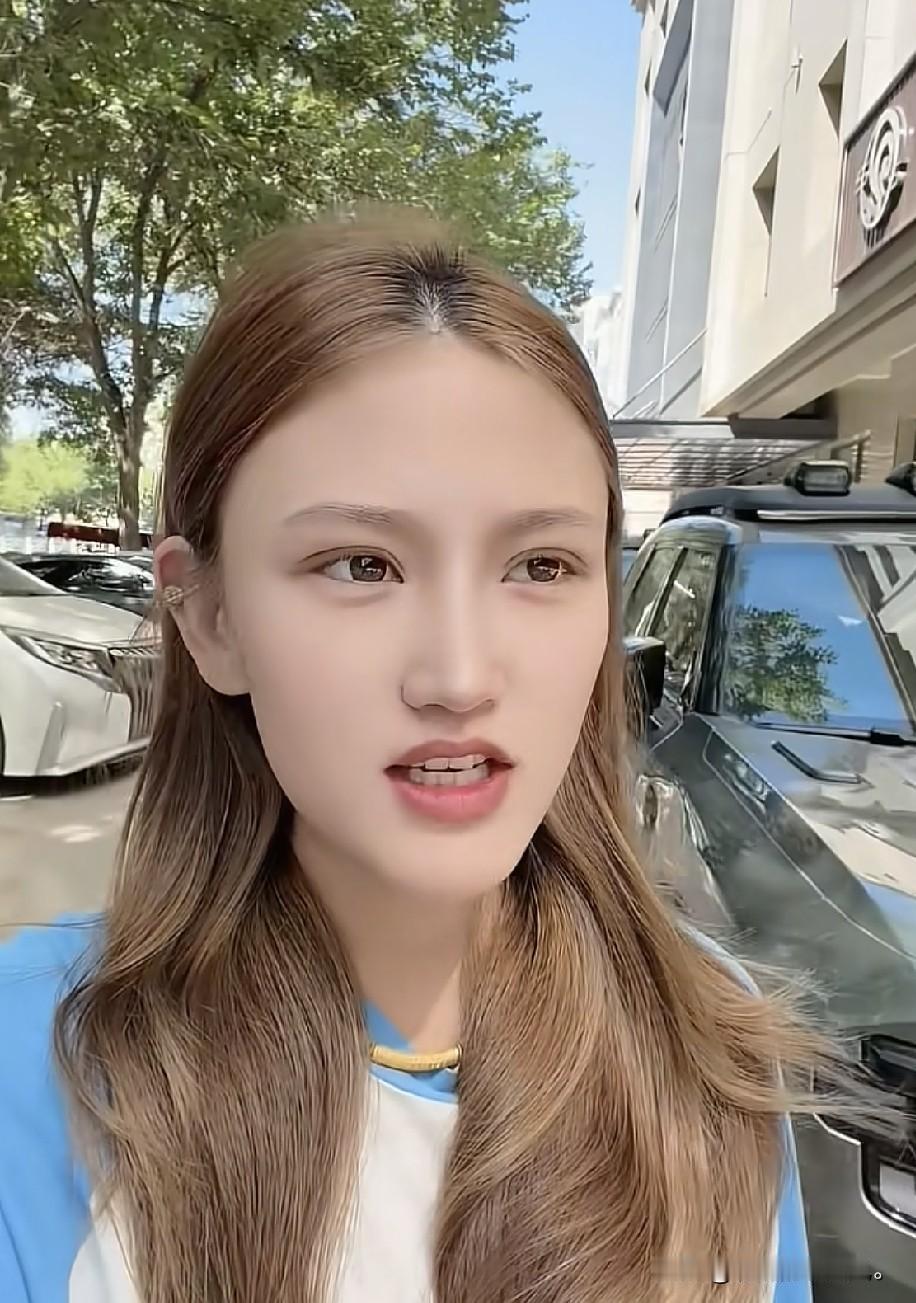 小故事！
     这是小曼，她是郭老大的媳妇。小曼不仅人长得漂亮 还格外心疼郭