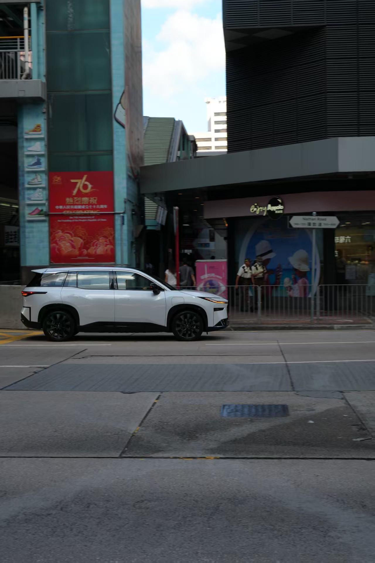 怎么香港街头有一辆陌生又熟悉的车？右舵铂智3x首次曝光 流线型车身配着犀利灯组，