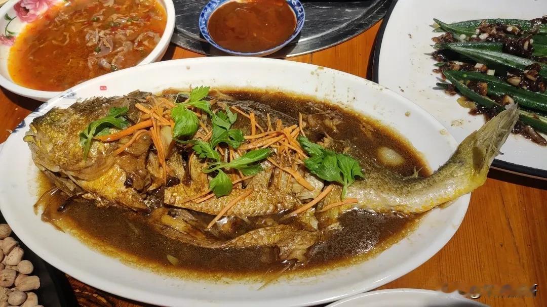 [害羞]兄弟几位初七小聚，不爱吃肉，那就做一个～家炖黄花鱼。
​[碰拳]几道普通