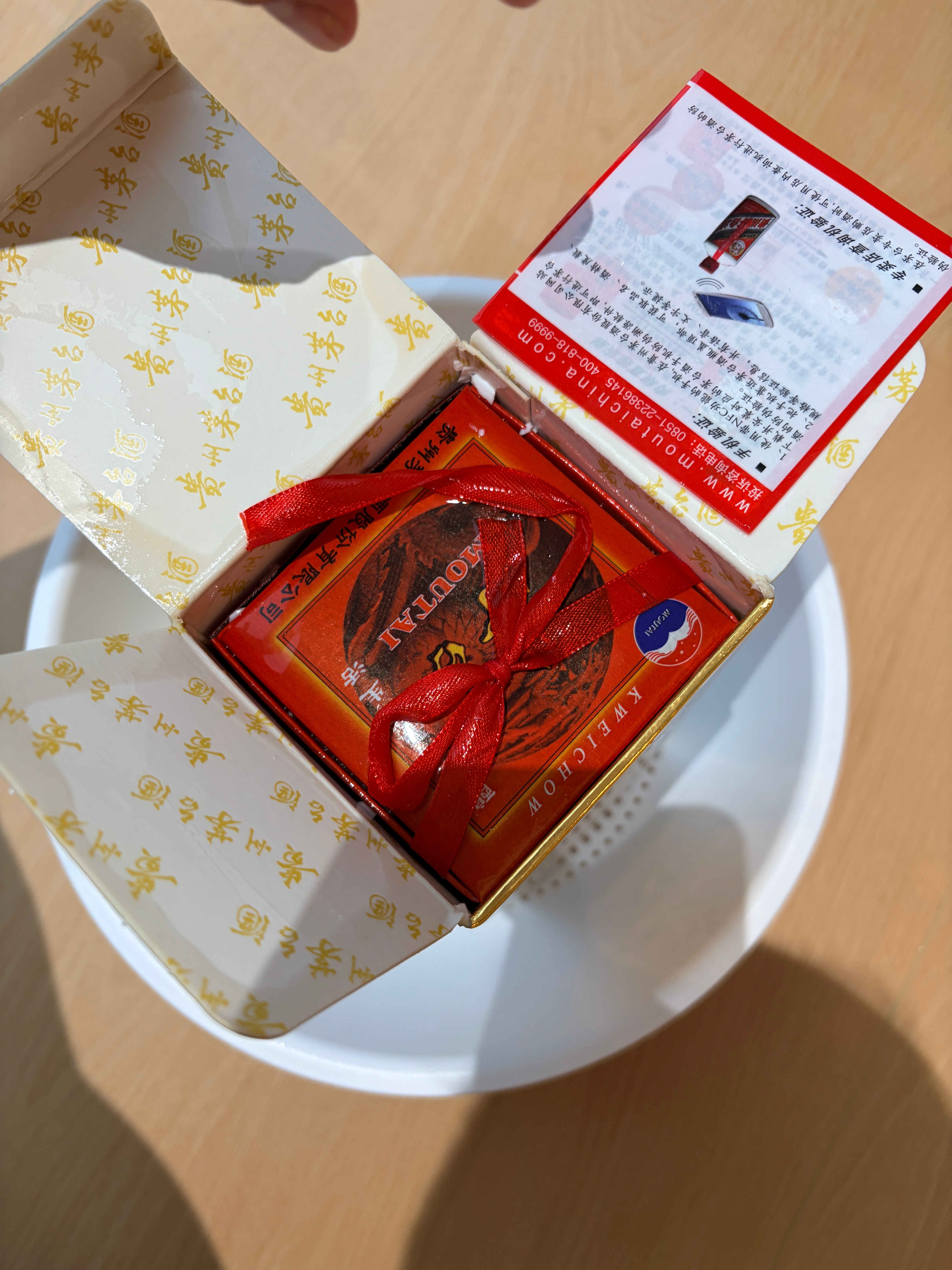 手一滑碎了[泪]都怪杰灵一早吵吵着要喝茅台，我想着收拾下准备最近请他喝，结果[泪