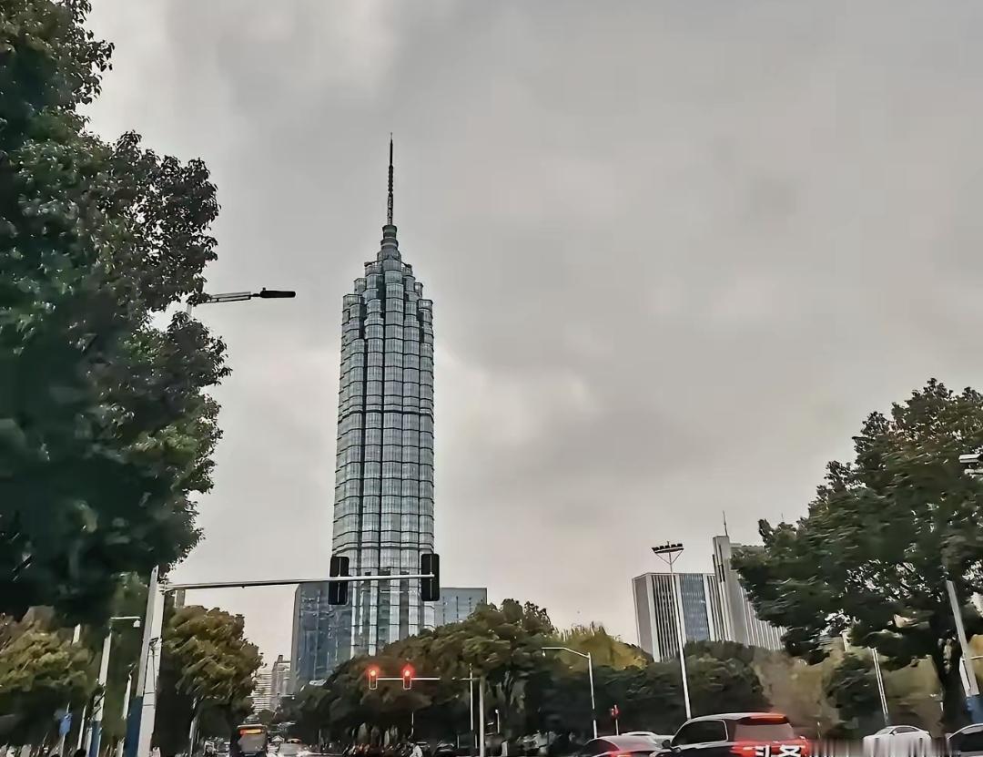 前两天去移动营业厅，本来想把39的套餐换成29的。工作人员挺热情，拿我手机点了几