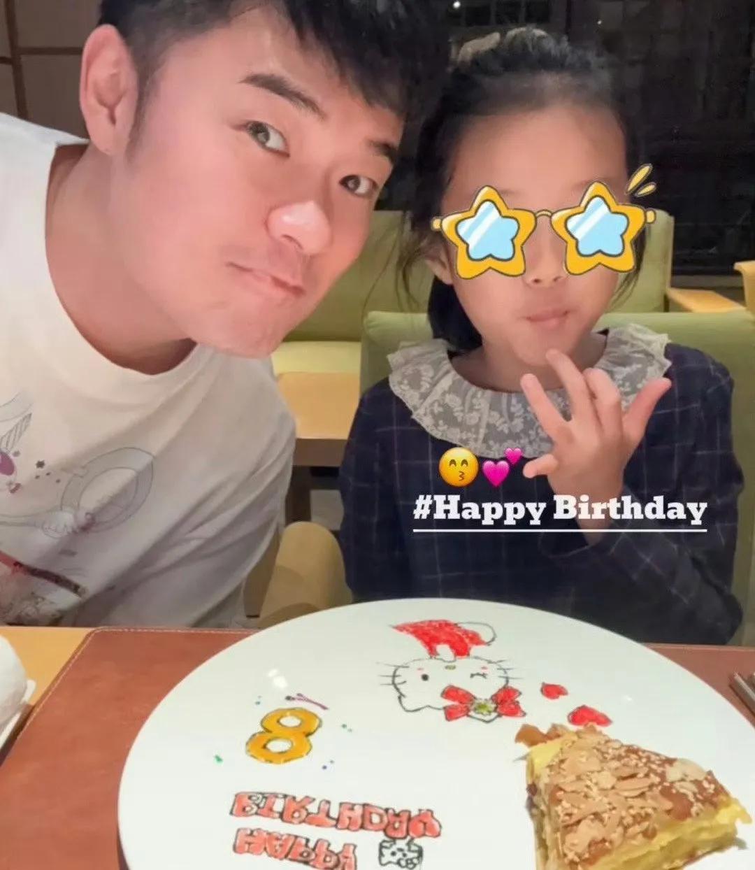 陈赫和张子萱合体为大女儿庆生。虽然女儿的眼睛被遮挡，但是通过脸型和其他五官来看，