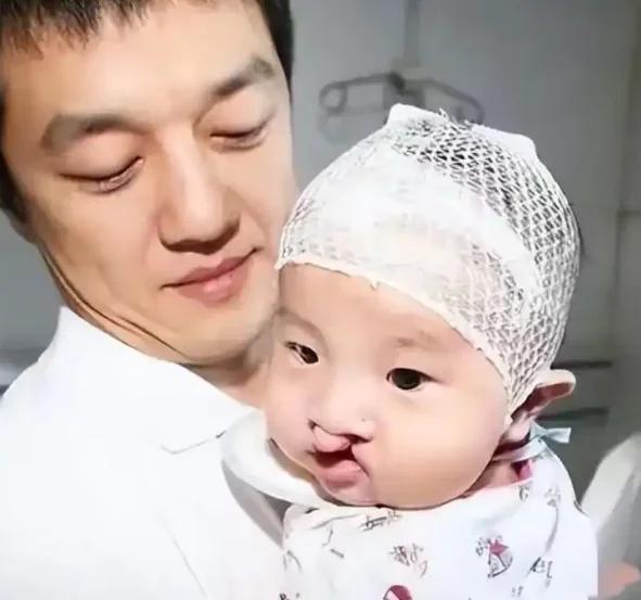 大爱无私。李亚鹏虽生意失败，十三年艰难还债，但从未停止对嫣然天使基金的投入。十几