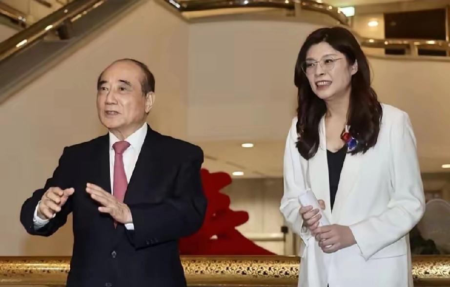 中央绝对有高人！这盘大棋下得实在是高！
​​很多人盯着台海，只看到解放军战机天天