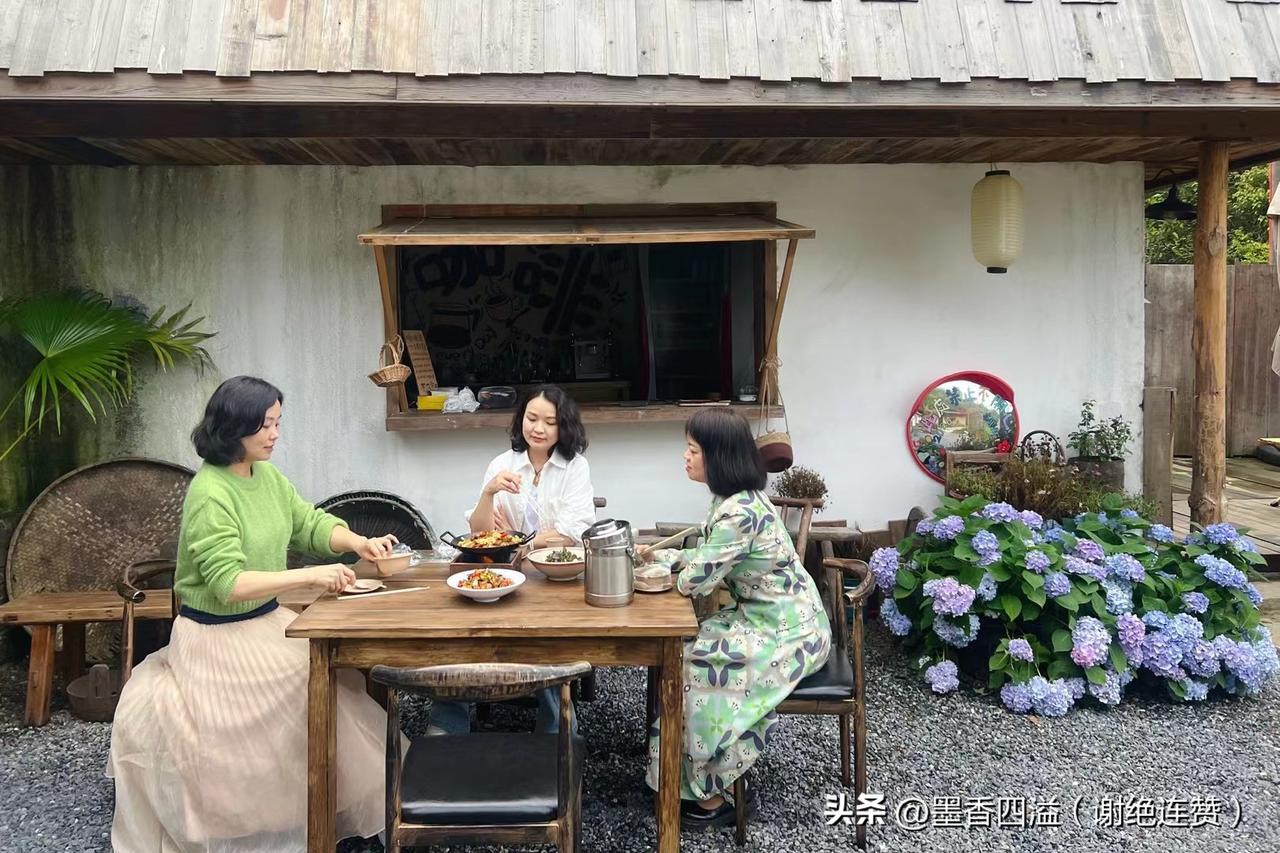 长沙谷山下，有风小院，三个半百女人来了一场绿野仙踪的约会，美图秀秀完毕后，纷纷夸