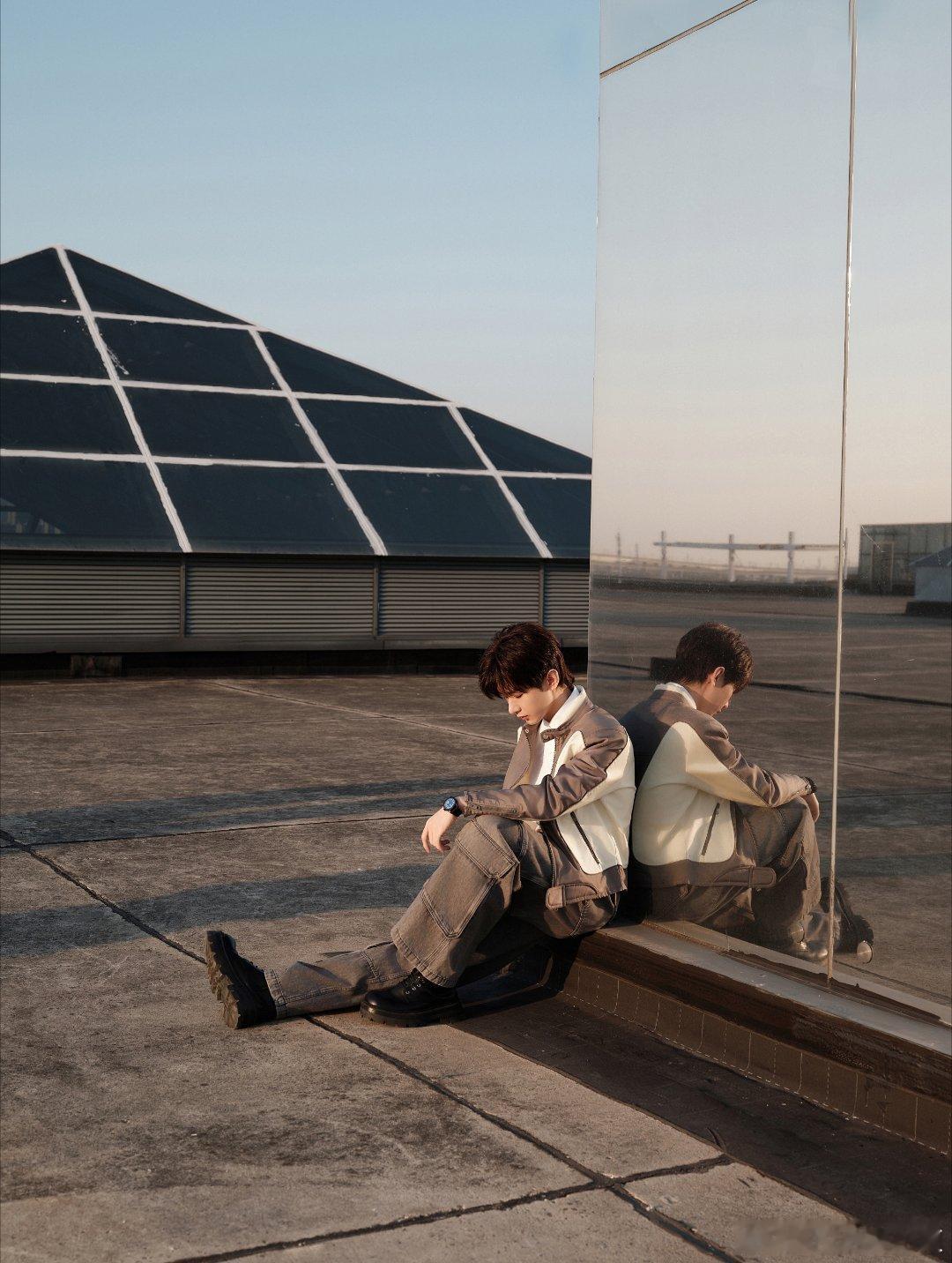 I成毅两京十五日cy成毅朱瞻基我正开着灯玩手机，忽然觉得周围都暗了下来，原来是手