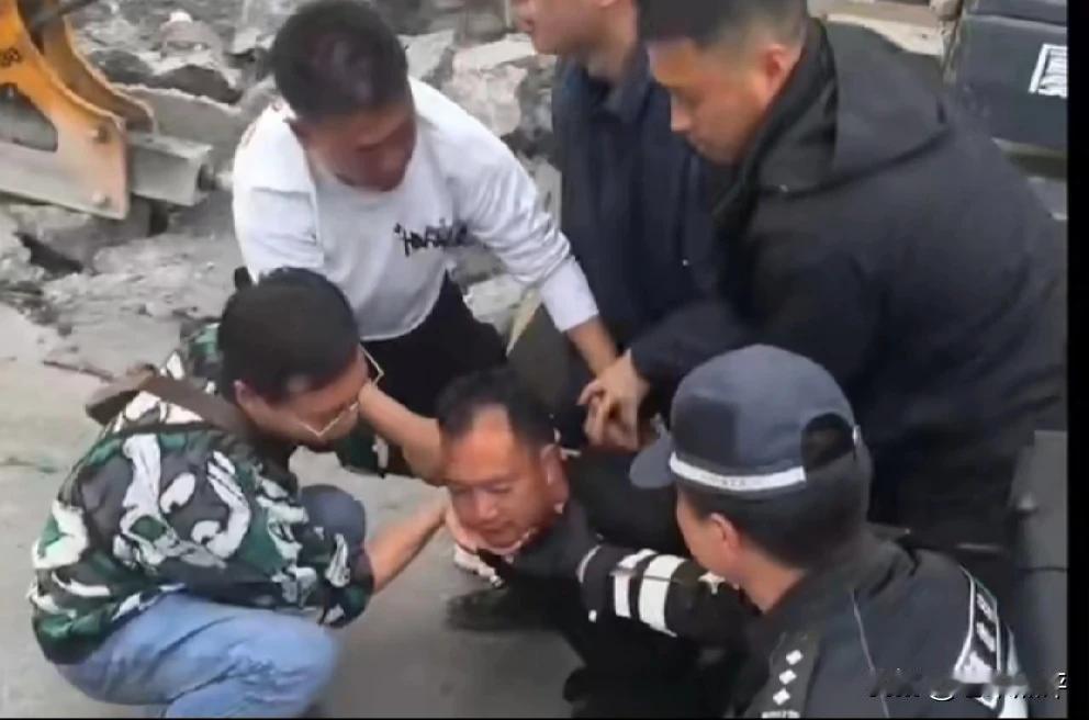 震惊，真特么是人渣，镇雄持刀行凶案嫌犯被抓画面曝光：被多人按倒，现场对比！

5