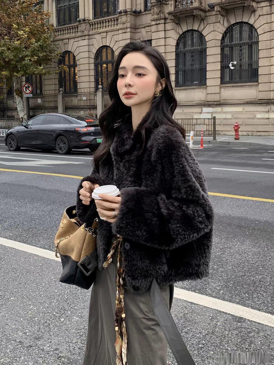 姐妹们，帮我参谋下，今天下班去实体店试了一下这件衣服，有点心动，开家长会合适不？