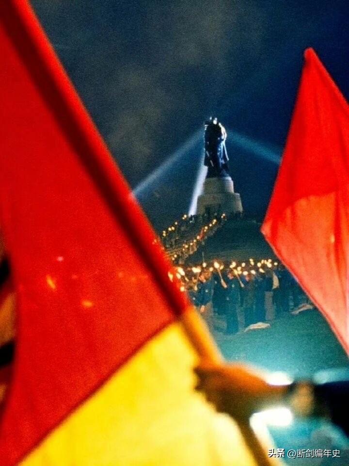 1974年，一场在东柏林举行的纪念活动。照片由著名摄影师托马斯·赫普克尔（Tho