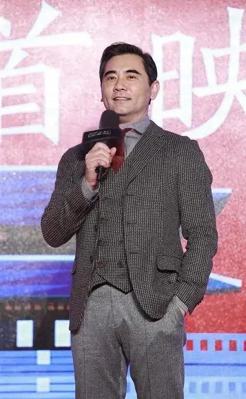 2025年，赵文瑄在采访中自信笑称自己现在比以前更帅。历经岁月沉淀，他褪去青涩，