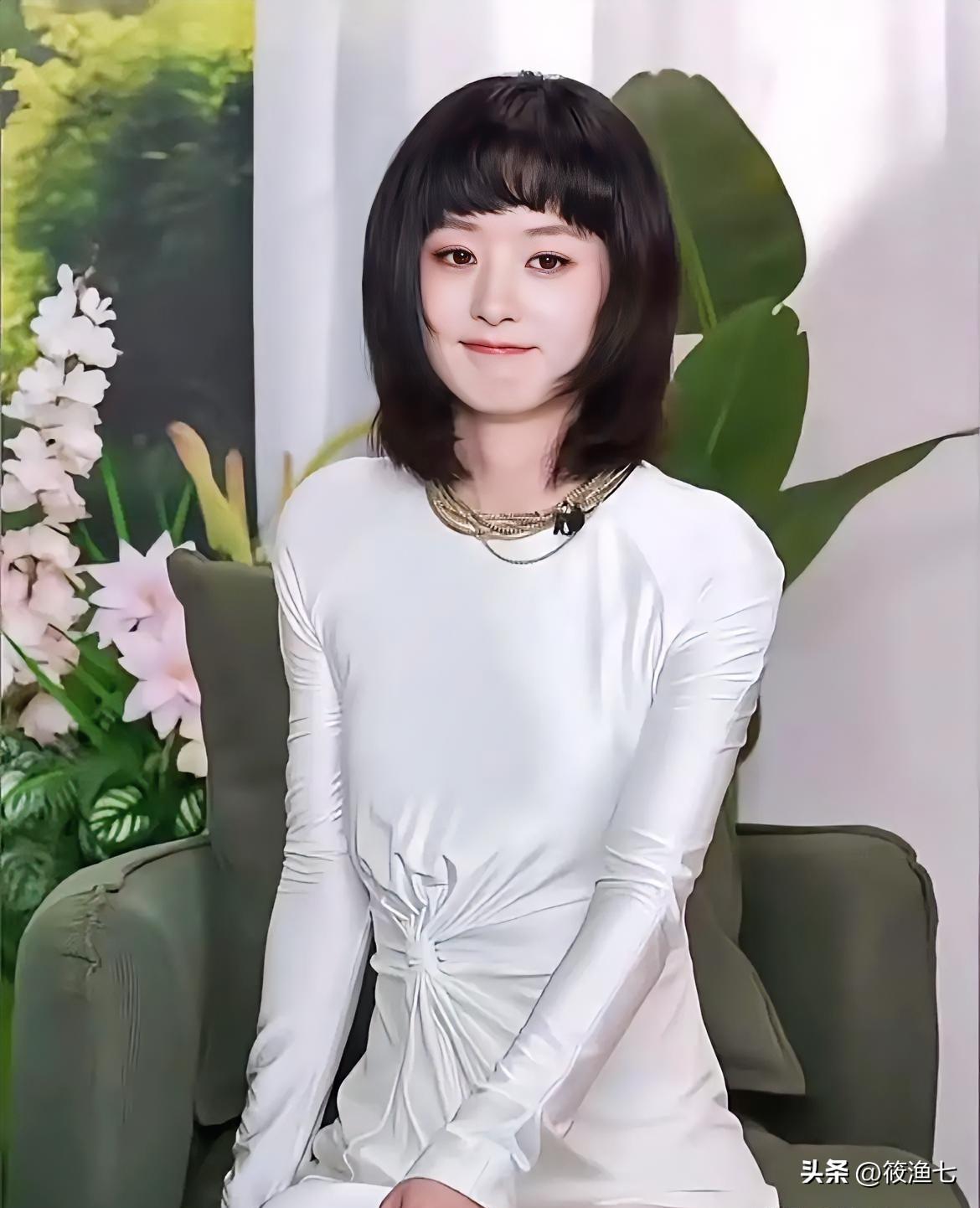 赵丽颖的新造型让人接受不了
贴身的缎光礼服和厚重的齐刘海
能接受38岁的她有新恋