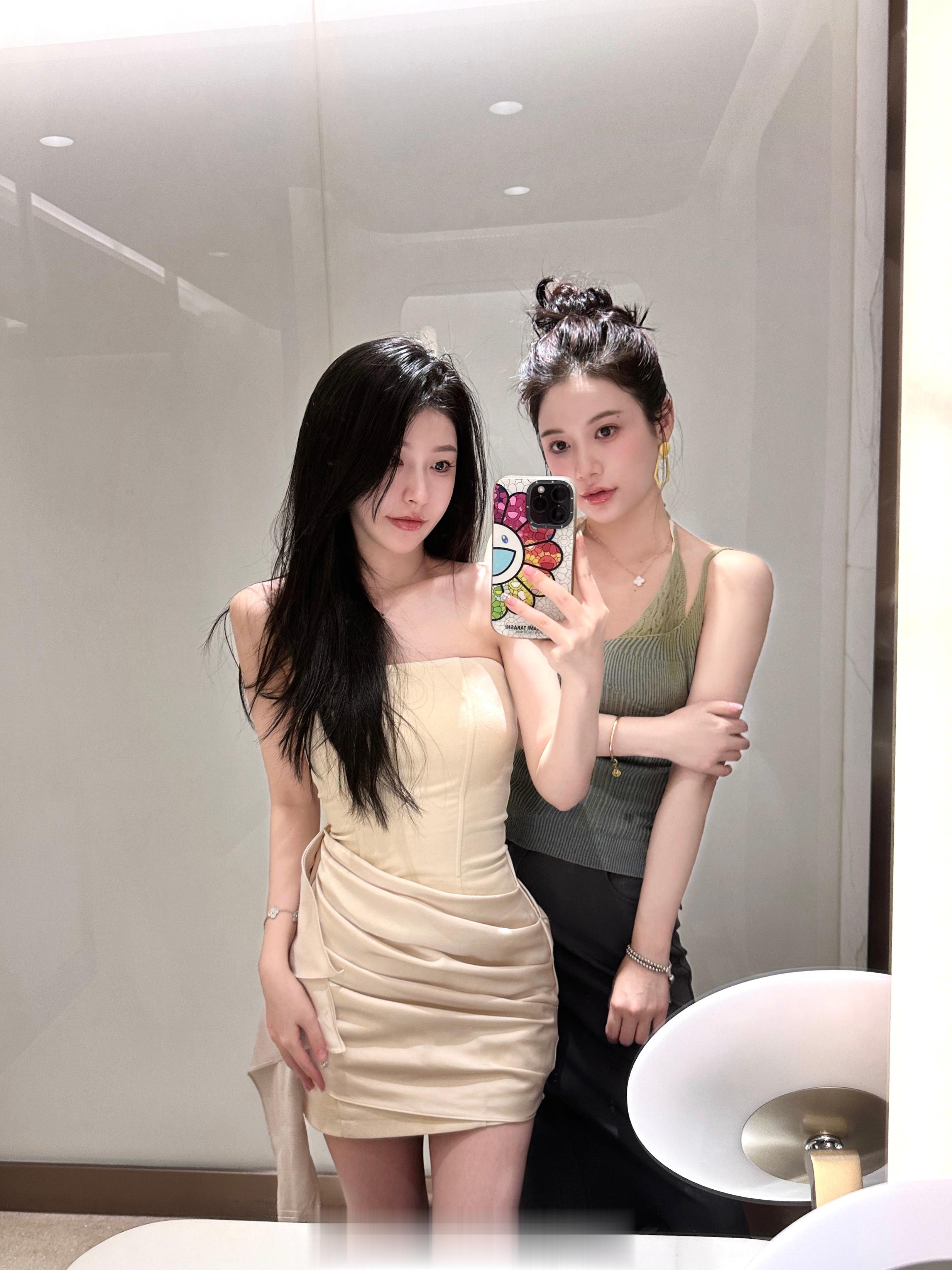 美女和她的美女朋友 ​​​