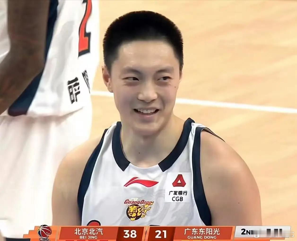 队友徐杰受伤，胡明轩却面露笑意，这背后究竟是道德的沦丧，还是人性的扭曲？在广东男