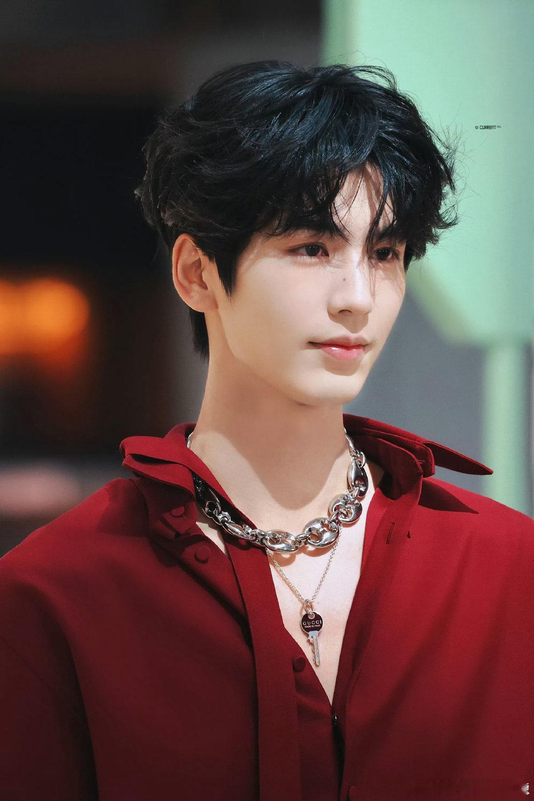 #张凌赫红色V领衬衫#张凌赫这么精致的五官，让我根本都舍不得挪开视线了，永远都是